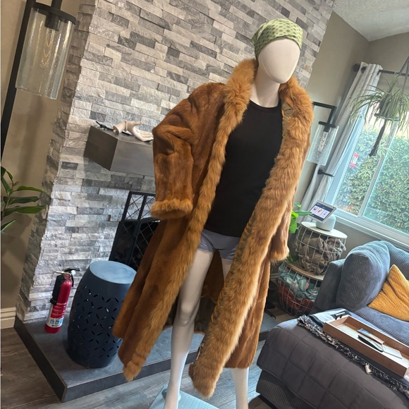 Stylish Faux Fur Coat with Black Top - Picture 4 of 4